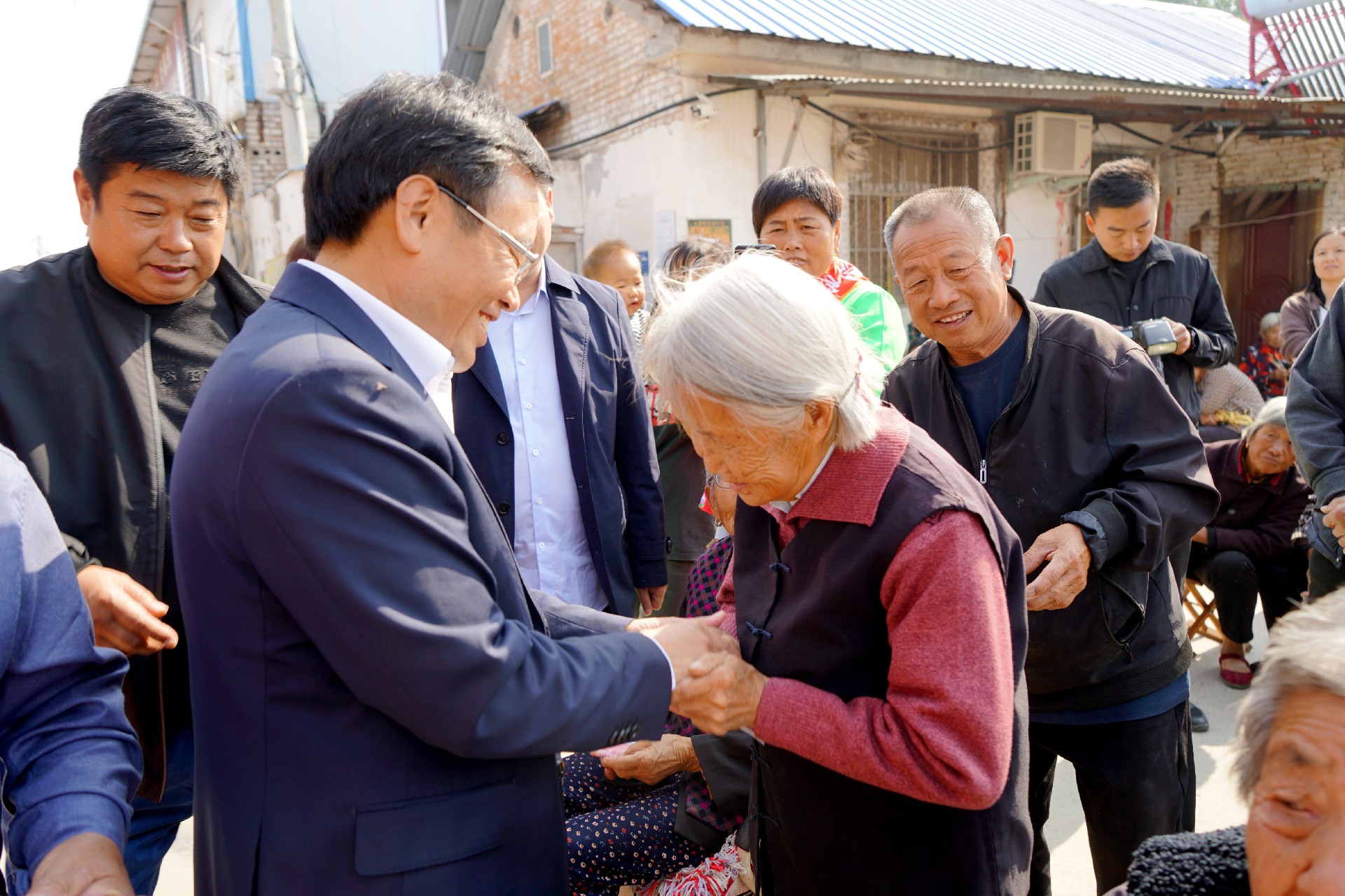 2023年重阳节，李万升董事长给老人发放过节费.jpg